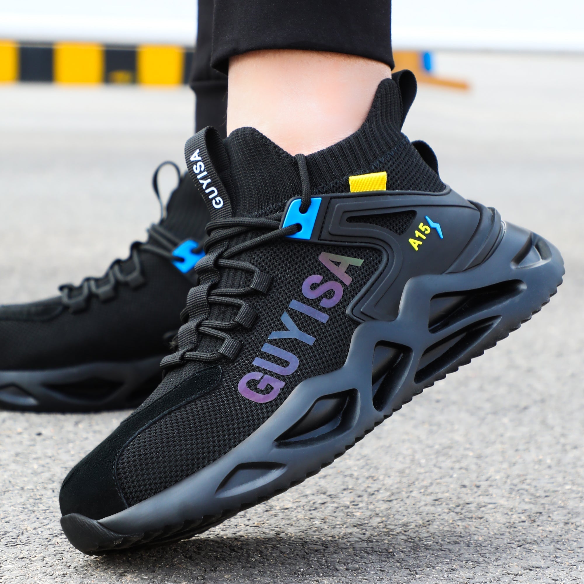 Schuh Schwarz am Fuß, Schritt auf Gehwegplatte