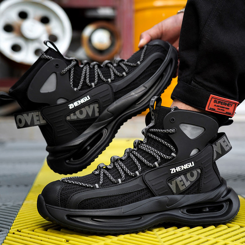 Hand hält Paar S1 High-Top Schwarz, leicht & atmungsaktiv