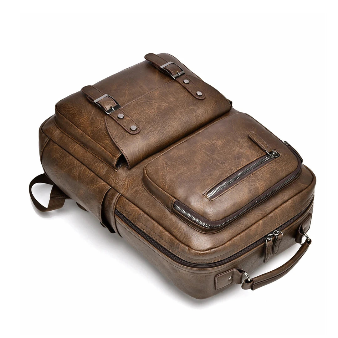 Seitenansicht des Rucksacks – strukturierte Kunstleder-Oberfläche, kompakte Form