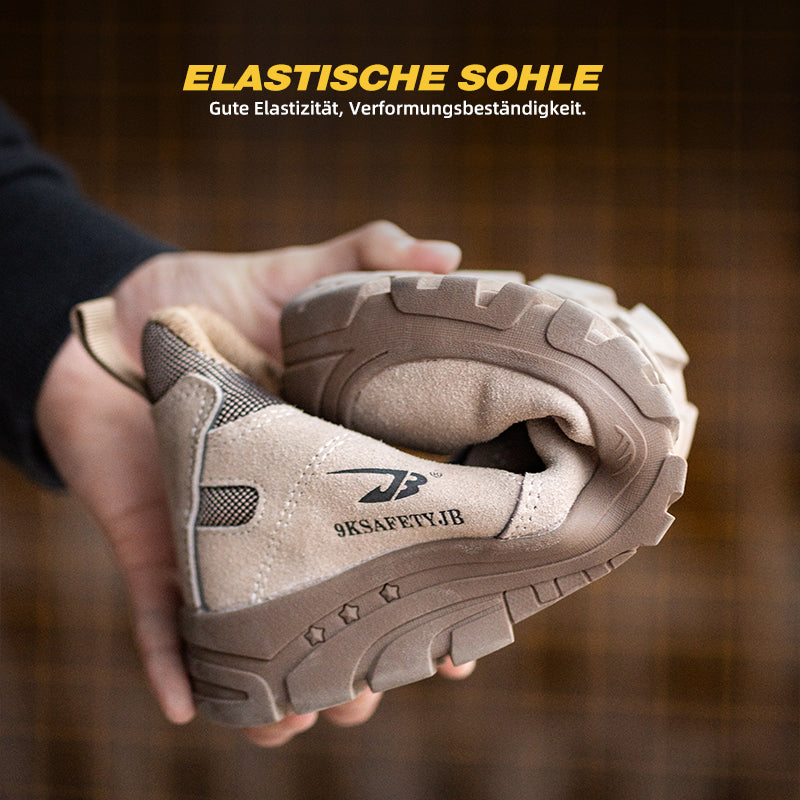 Hand hält leichten S1P Schweißer-Stiefel Beige, Stahlkappe sichtbar