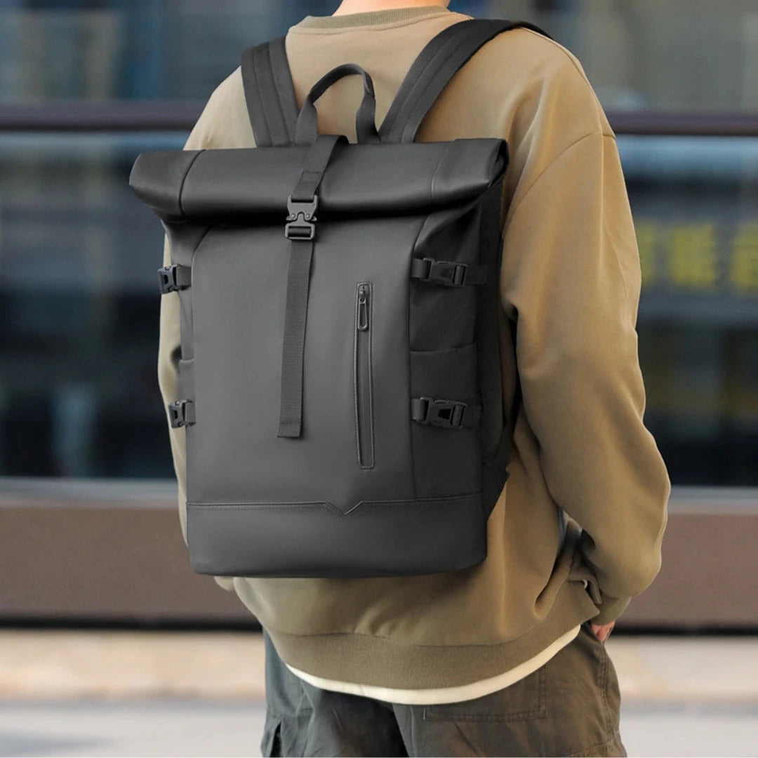 Henner Rolltop Rucksack Schwarz – getragen von Modell auf der Straße