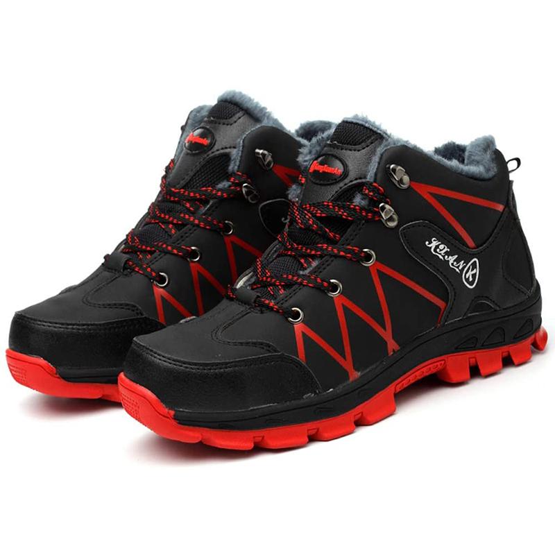 Paar Schwarz-Rote Stiefel auf Holzsteg, Outdoor-Shot