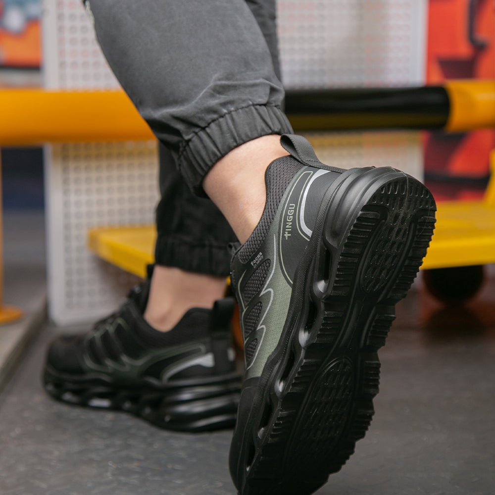 Schuh getragen, Ferse angehoben auf Lagerpaletten – Dämpfungstest