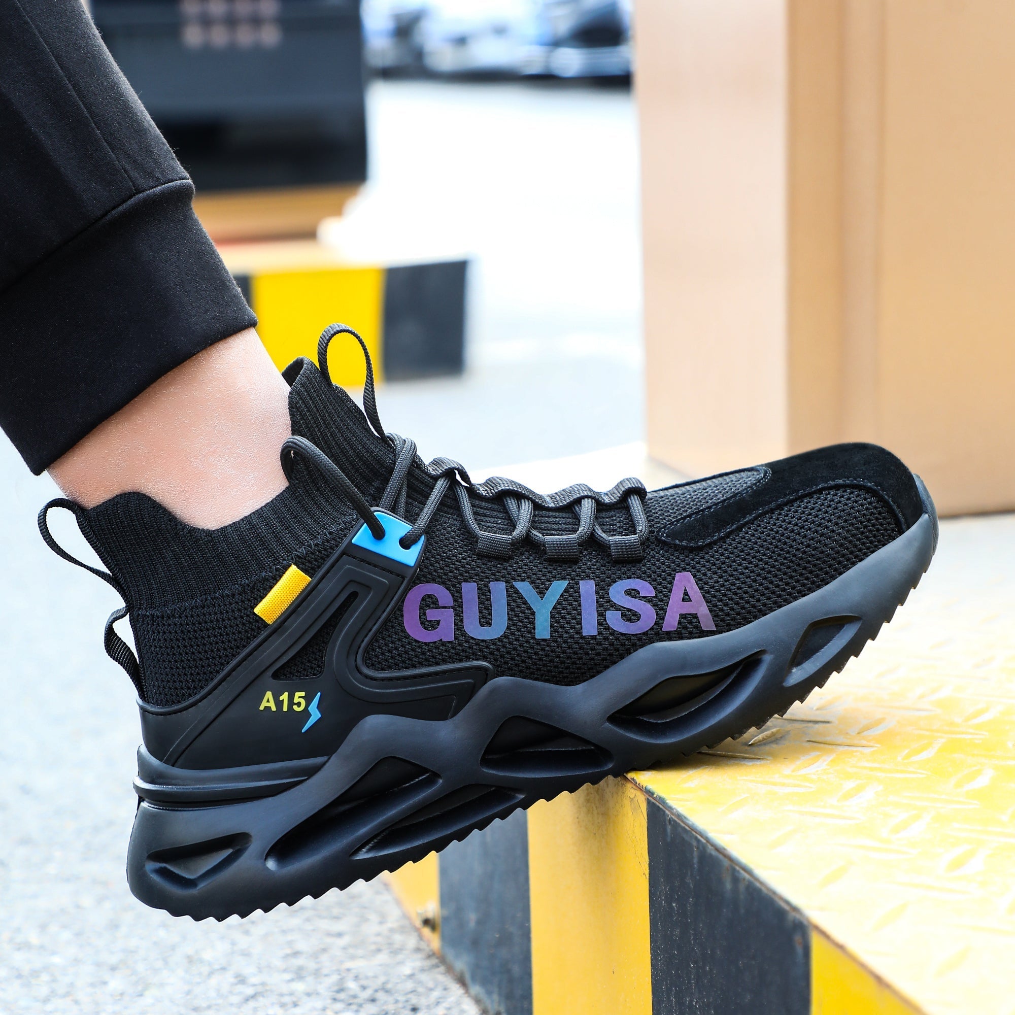 Schwarz-blauer Schuh auf gelbem Hintergrund, Stoßdämpfung Grafik
