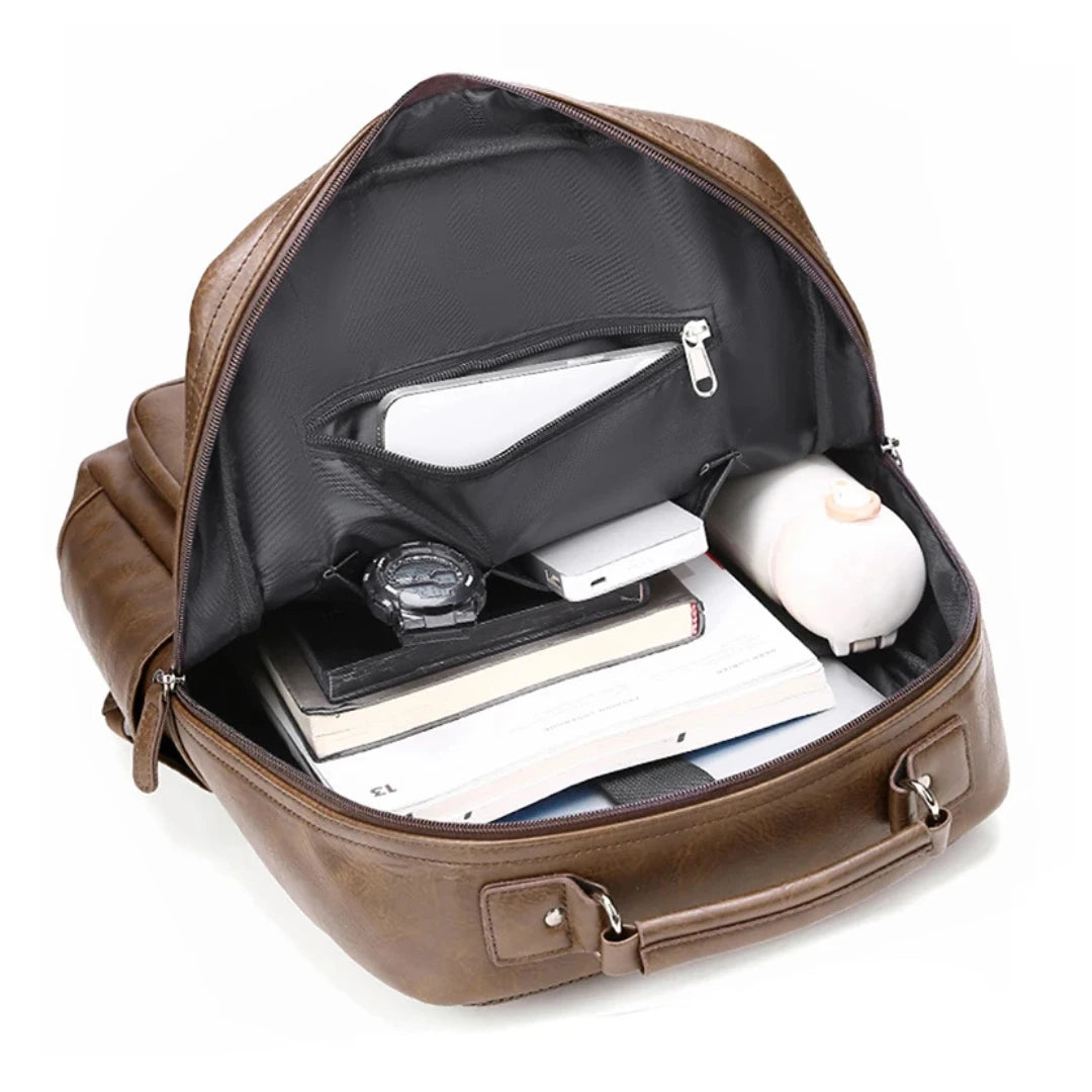 Getragen seitlich – brauner Rucksack, verstellbare Träger, alltagstauglich