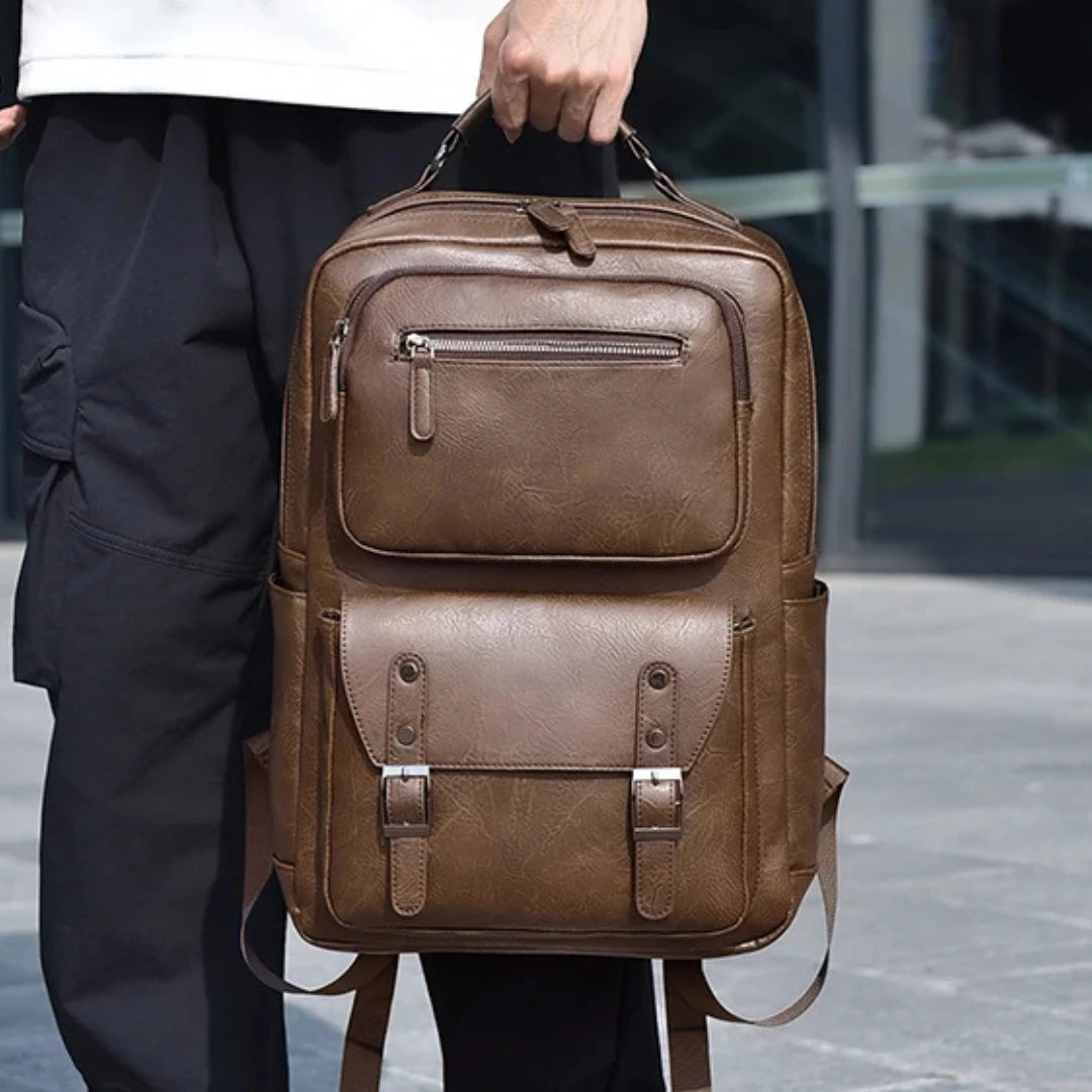 Größen- und Farbvergleich – Rucksack in Braun und Schwarz nebeneinander