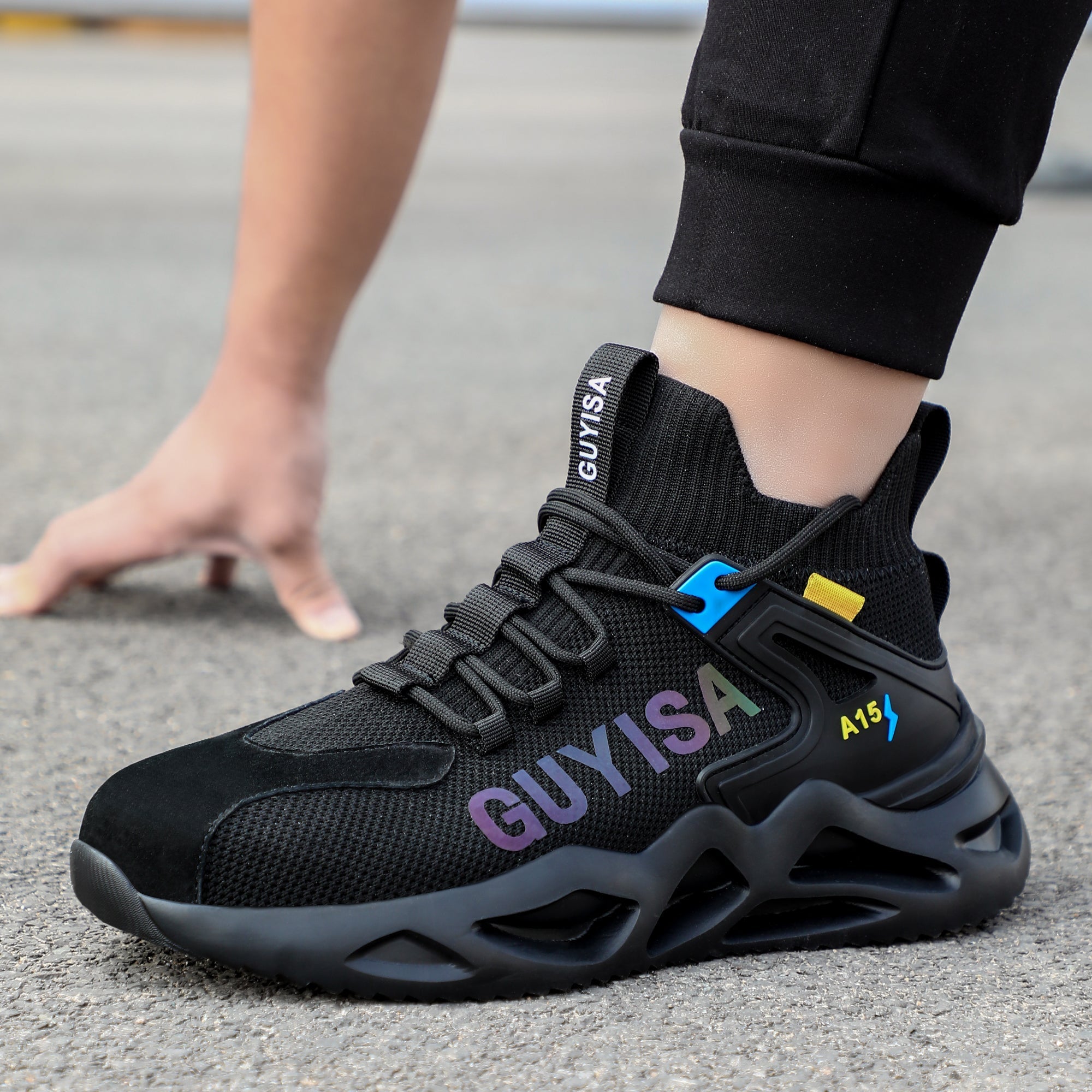 Belastungstest Eier – Air-Pad dämpft Aufprall, Schwarz-blauer Schuh