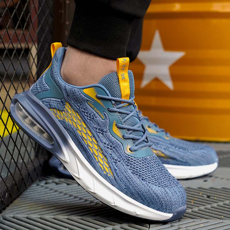 Schwarz-grüner Schuh tritt auf Stahlkante – Rutschfestigkeitsdemo