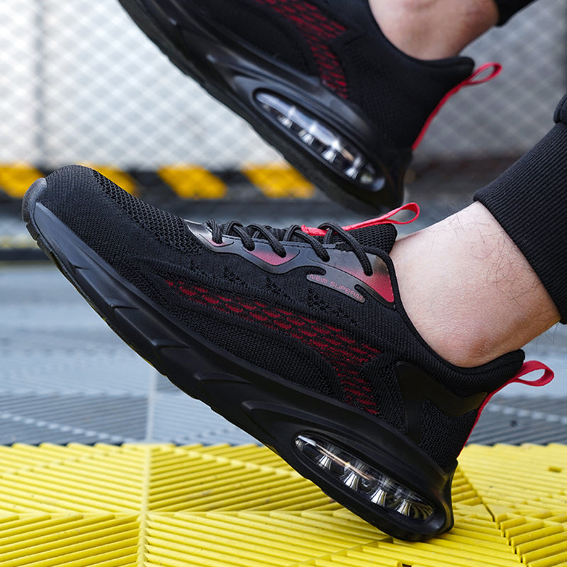 Grau-grüner Schuh im Schritt, Industrieboden