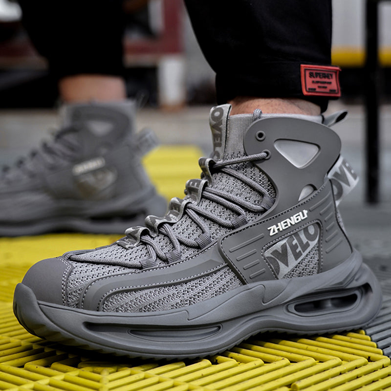 S1 High-Top Schwarz getragen auf Gelb-Schwarz Plattform