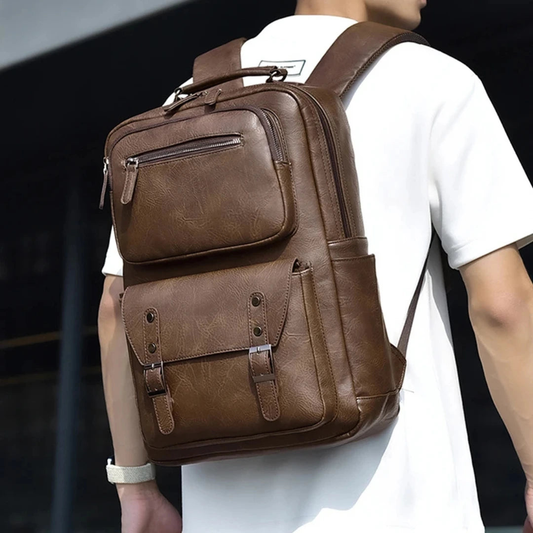 Frontansicht nah – große Klappentasche und obere Reißverschlusstasche