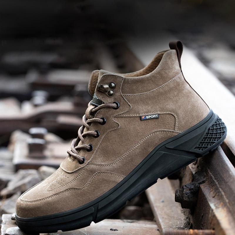 Braun-Grau Schuh getragen, Schritt auf Holzbohlen – Seitenansicht