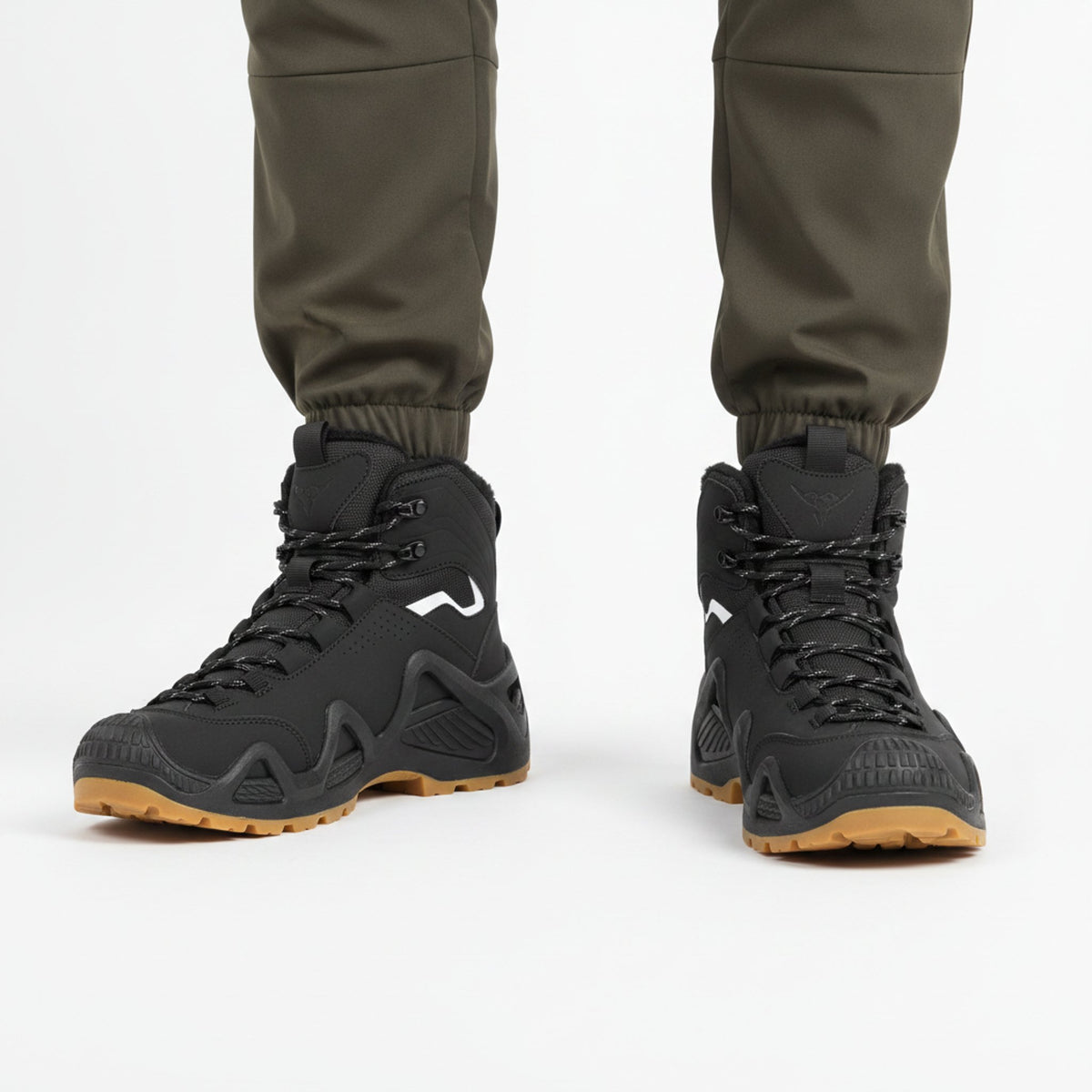 Henner Hennert Mount 2.0 Warmfutter Wanderschuhe Unisex in Schwarz – Frontalansicht im Studio