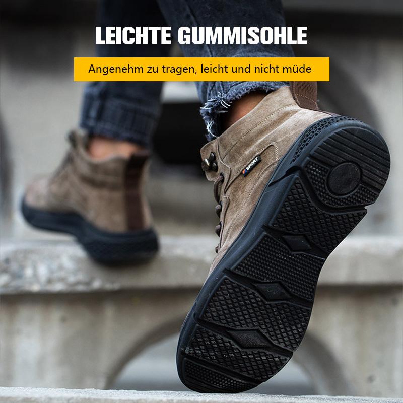 Schwarzer Schuh getragen, Schritt auf Kies – Profil sichtbar