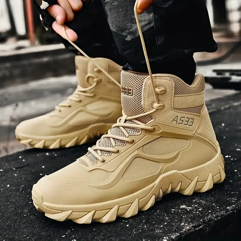 Paar Sand-Stiefel auf rostigem Träger, Front- & Seitenansicht