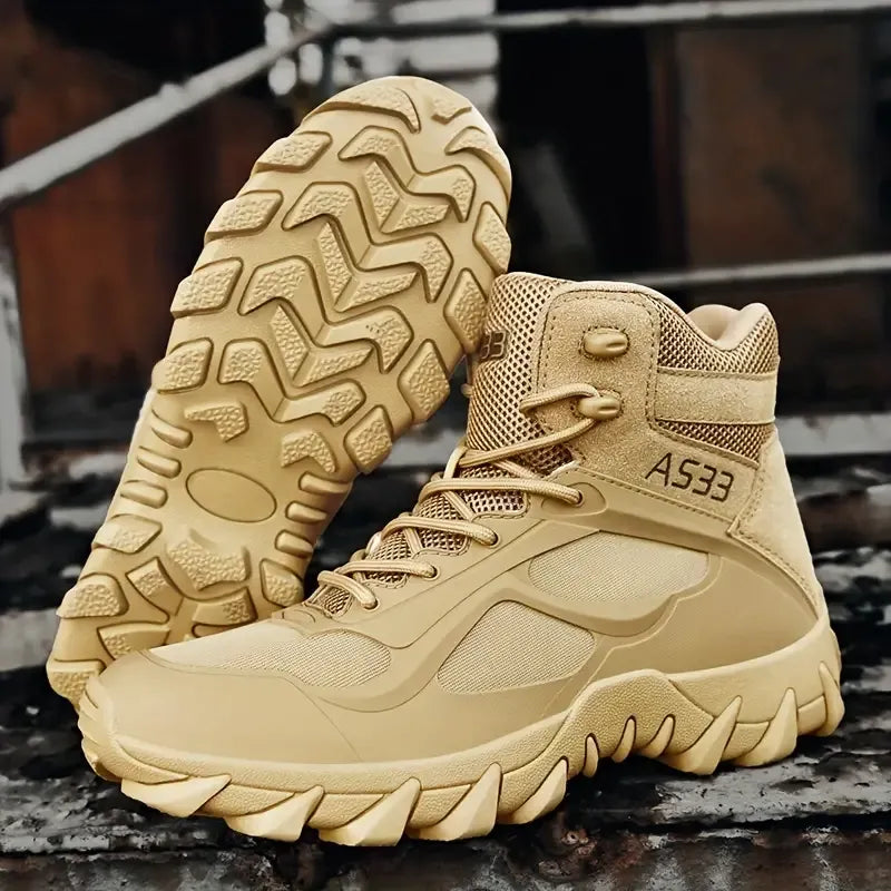 Sandfarbener Stiefel – Untersohle diagonal, selbstreinigende Stollen