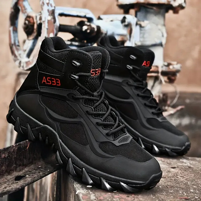 Schwarzer Stiefel getragen, Seitenansicht auf Industriegeländer