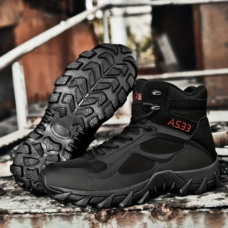 Schwarzer Stiefel zeigt Untersohle auf Metallstufe – tiefes SRC-Profil