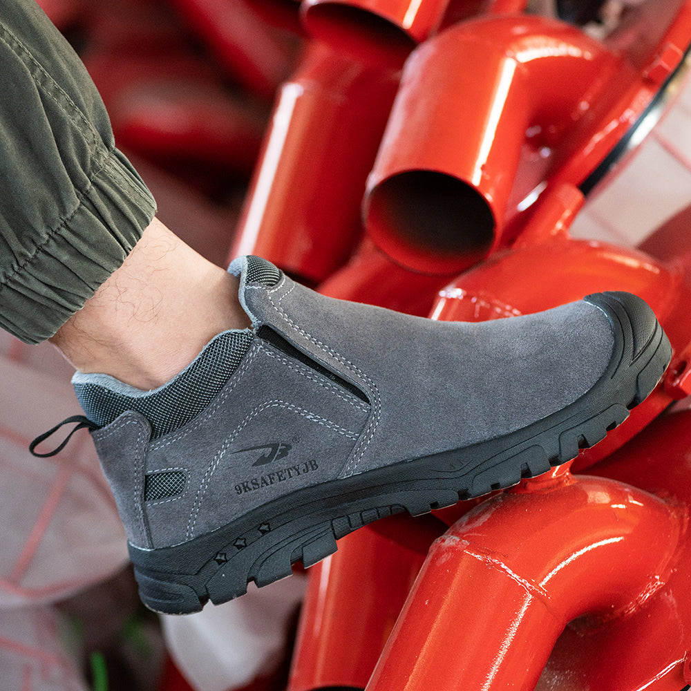 S1P Stiefel Grau getragen, Grip-Test auf Stahlgitter