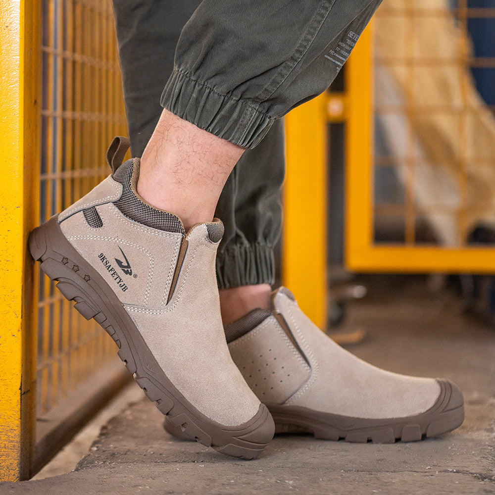 S1P Stiefel Beige, Frontansicht auf gelbem Gitter – Anti-Rutsch