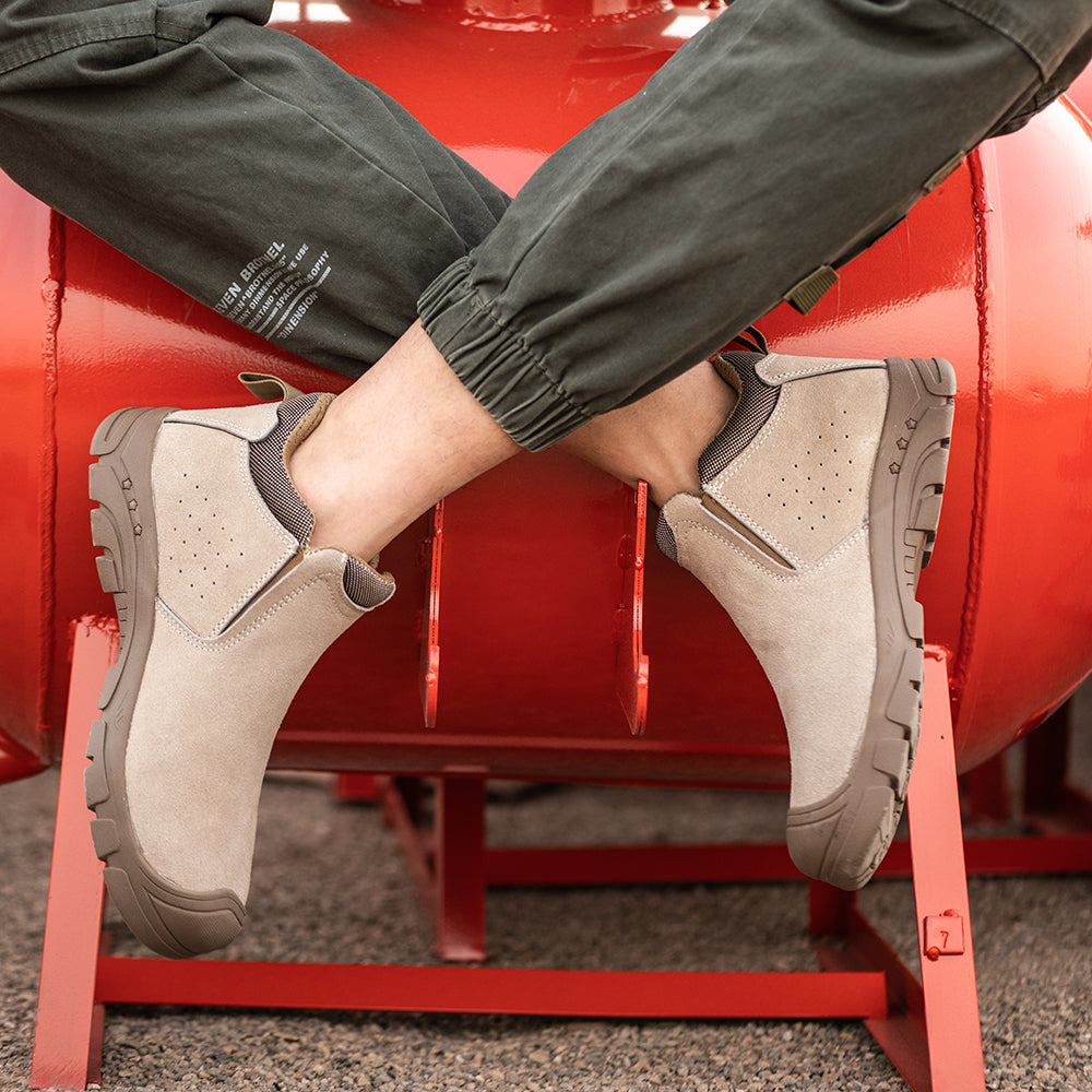 Seitenansicht: Paar S1P Schweißer-Stiefel Beige im Einsatz