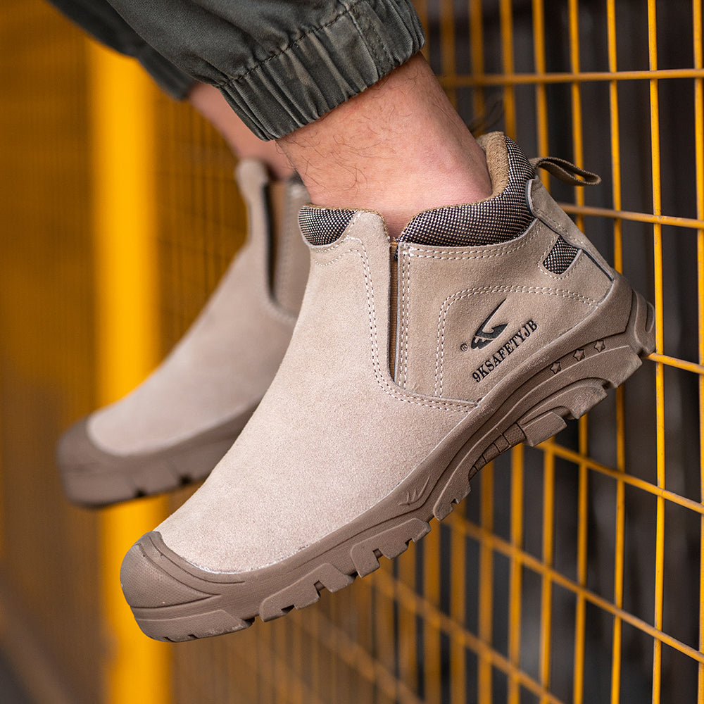 Paar S1P Schweißer-Stiefel Grau auf Werkstattboden, rutschfestes Profil