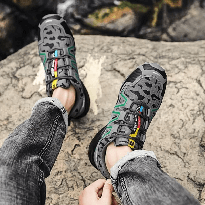 Paar Weiß-Grau & Grün-Schwarz nebeneinander auf Waldboden – Ober- & Unteransicht