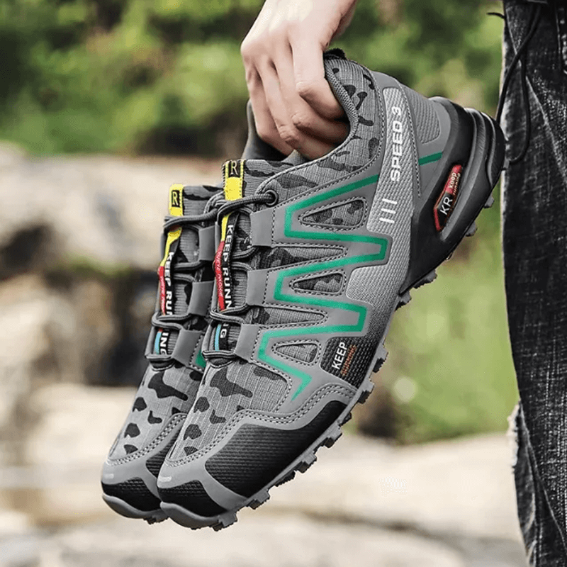 Schuh Grün-Schwarz auf nassem Fels, Outdoor-Szene am Bach