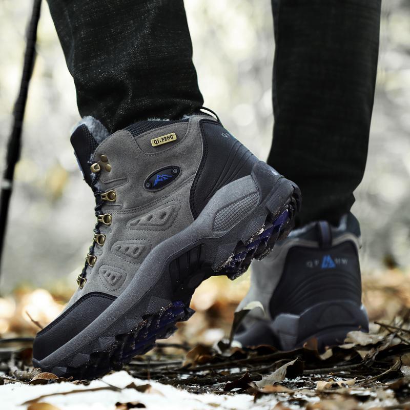 Grauer Winterstiefel getragen auf Schneematsch, wasserabweisend