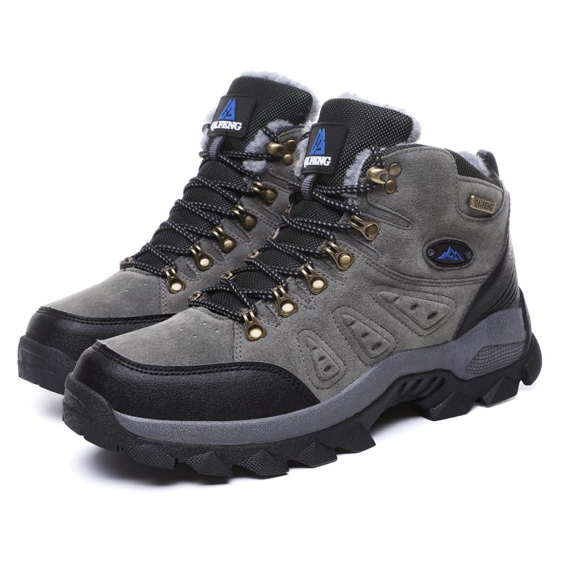 Unteransicht Olivgrüner Stiefel, neongelbe Stollen – SRC-Profil