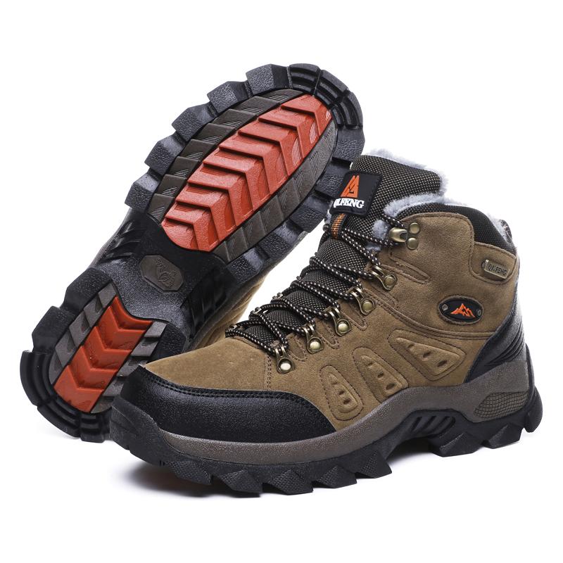 Schwarzer Stiefel getragen, Schritt auf Waldboden – Grip-Demo