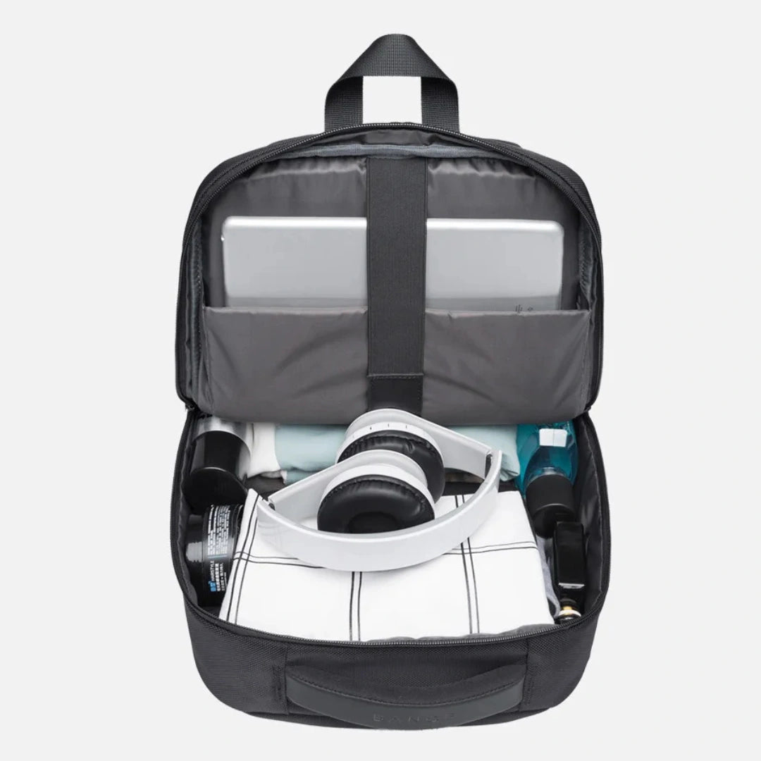 Innenansicht 180°‑Öffnung: Starker Bange Rucksack komplett aufgeklappt mit Laptop & Kleidung