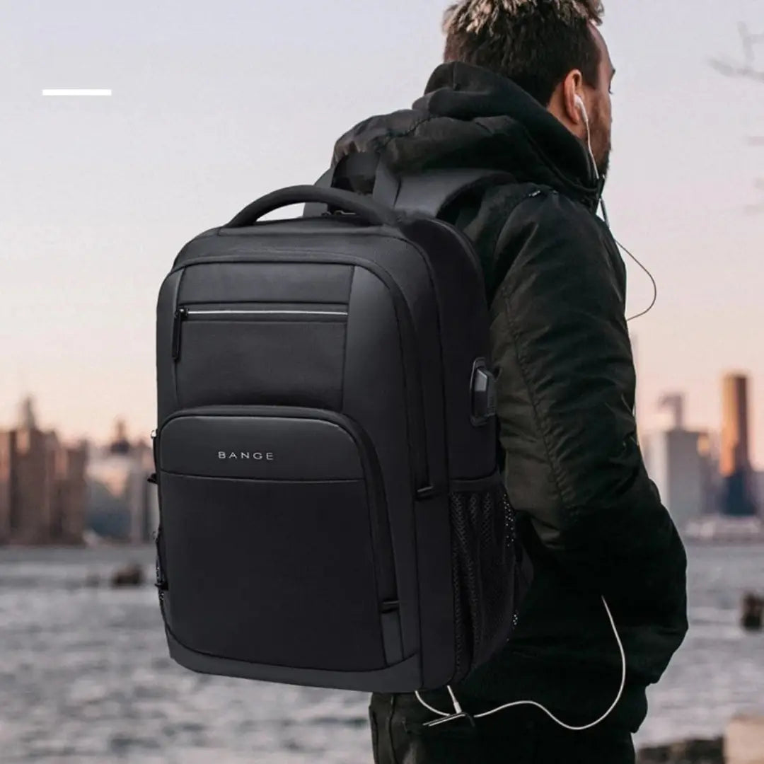 Lifestyle‑Foto: Geschäftsreisender trägt den Starker Bange Rucksack vor Skyline im Morgengrauen