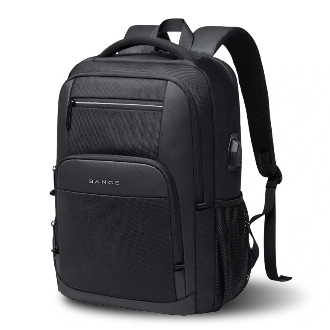 Henner Starker Bange Business‑Rucksack Schwarz – 3‑Viertel‑Frontansicht auf weißem Hintergrund