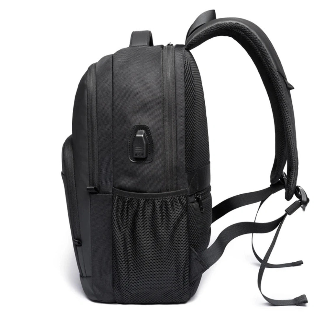 Starker Bange Rucksack Schwarz – Seitenprofil zeigt schlanke Tiefe und USB‑Ladeanschluss