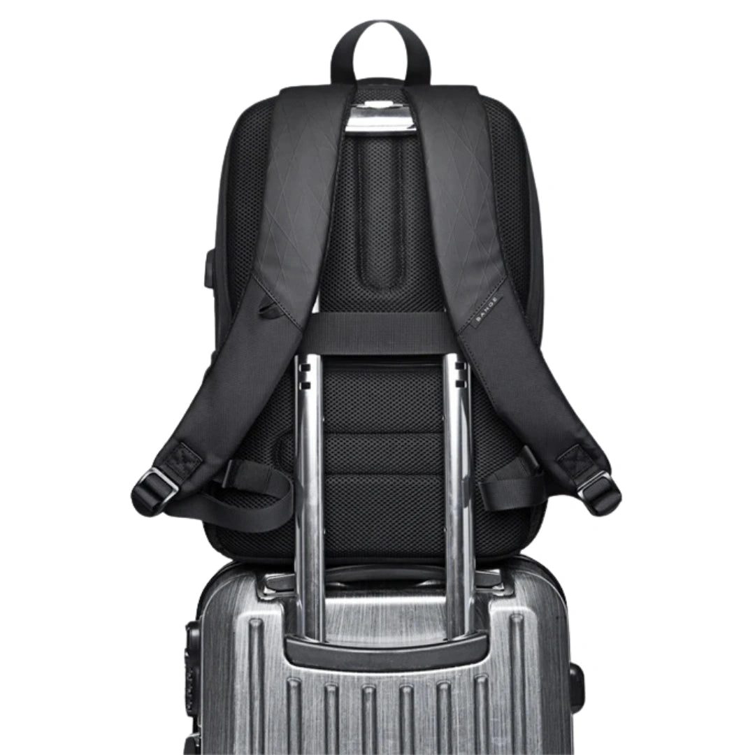 Rückenansicht: Starker Bange Rucksack auf Trolley‑Griff gesteckt, Trolley‑Schlaufe sichtbar