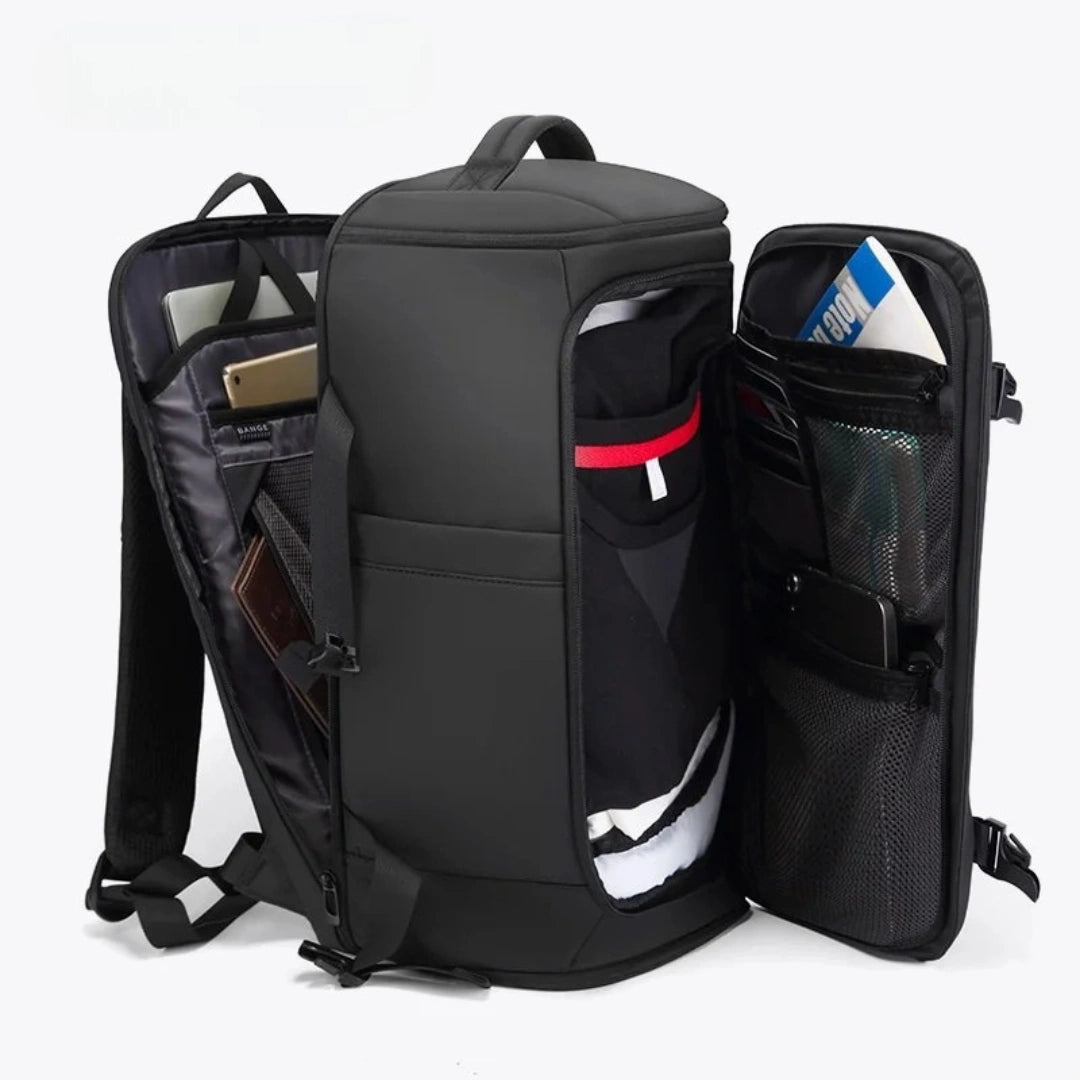 Bange Airline Rucksack geöffnet mit Kleidung, Laptop‑Sleeve und Organisationsfächern