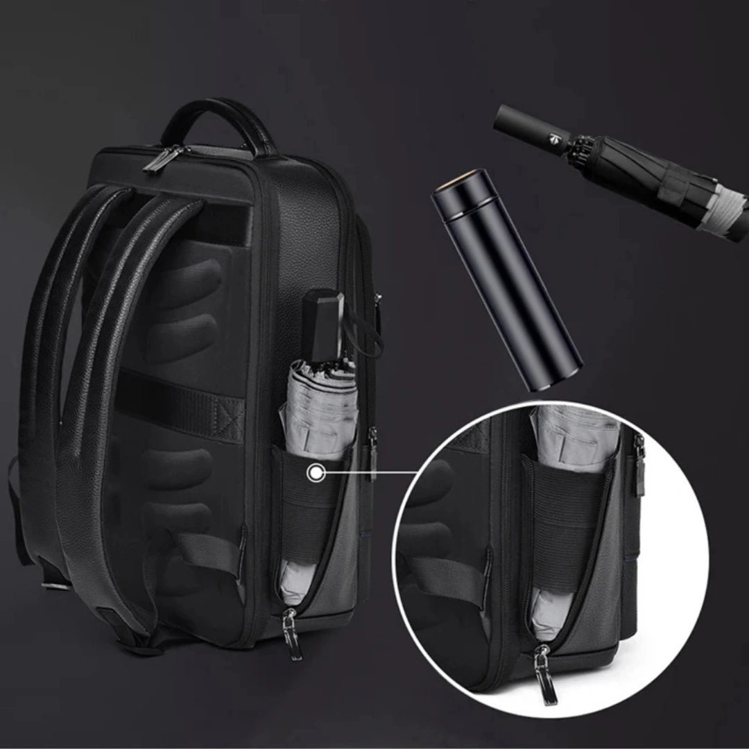 Detailfoto integrierter USB‑Port & Kabeldurchführung am Henner Executive Business‑Rucksack