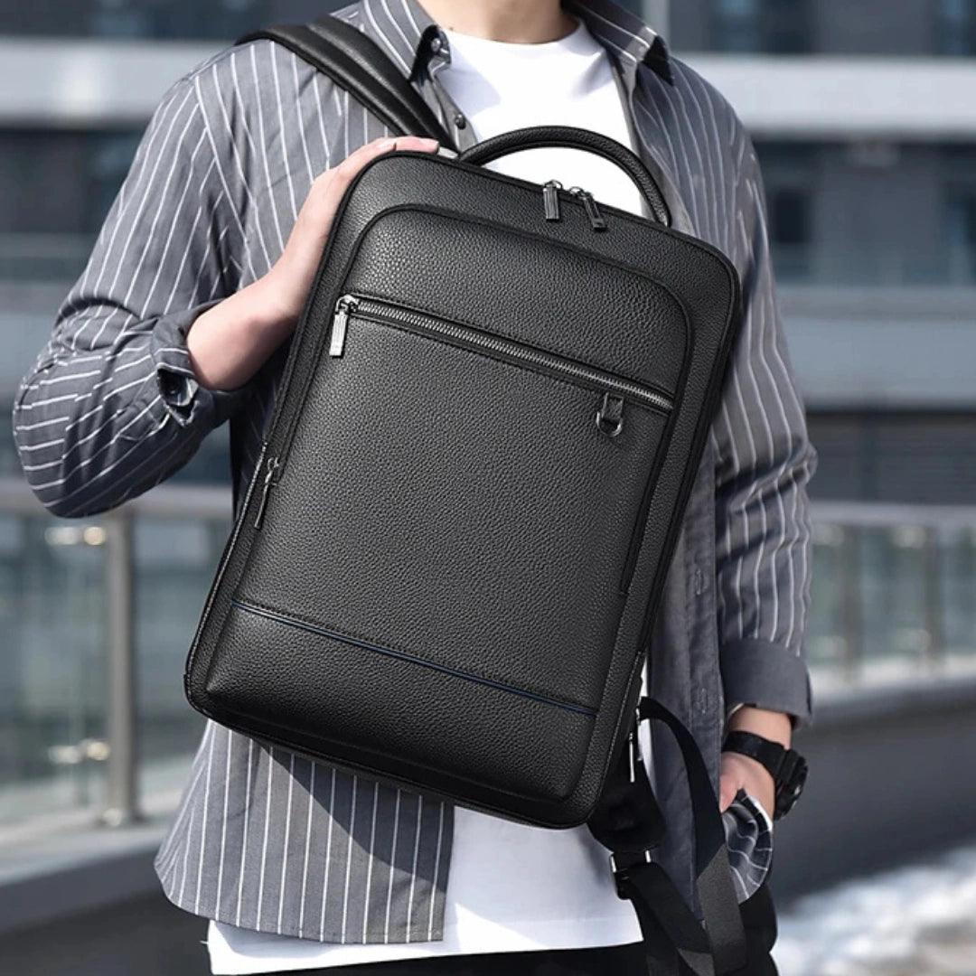 Hand hält Executive Business‑Rucksack – kompakte Größe gegenüber Körper