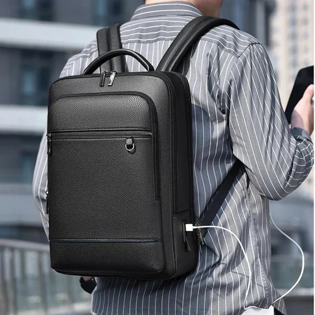 Lifestyle‑Foto: Geschäftsreisender trägt den Executive Business‑Rucksack vor Bürogebäude