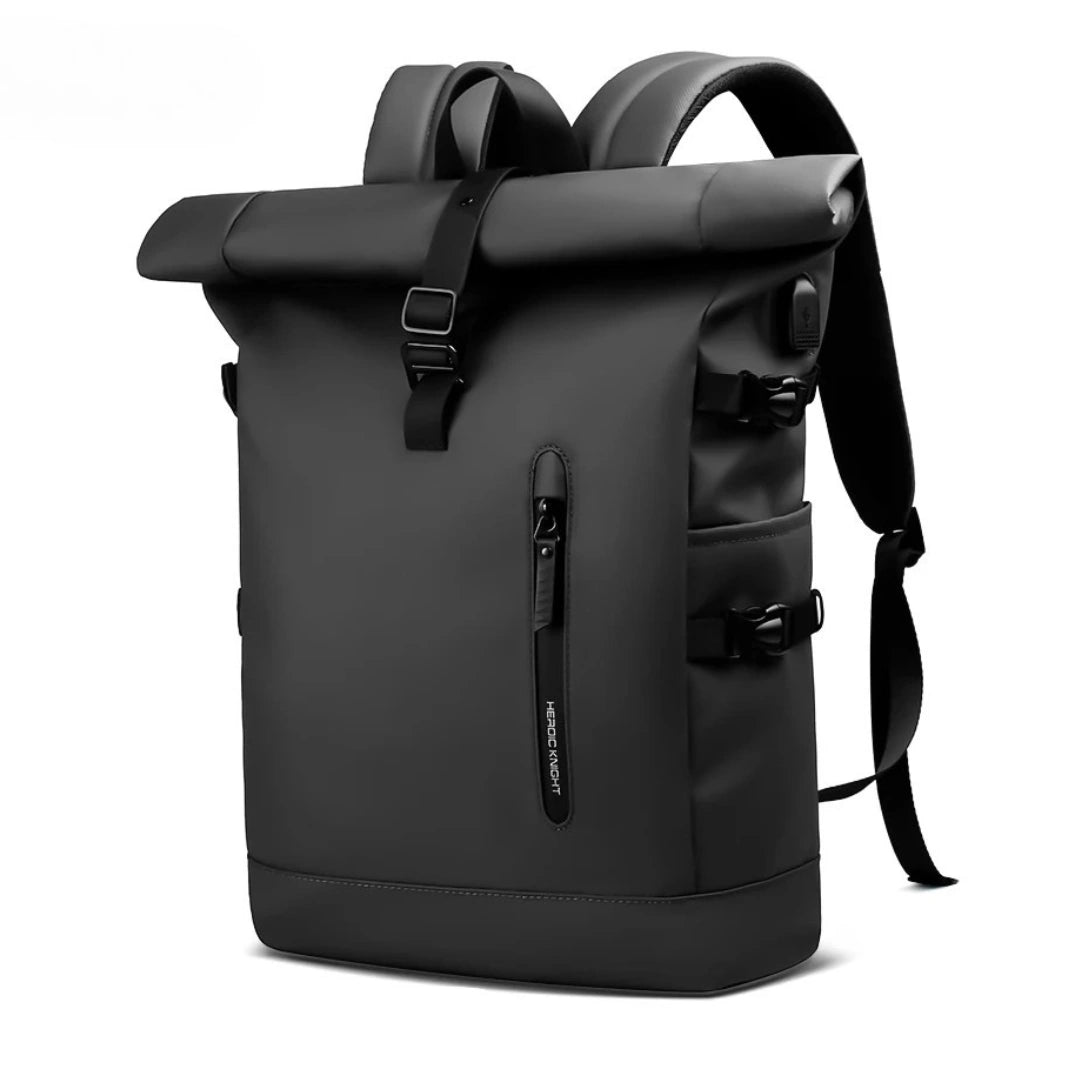 Henner Knight Roll‑Up Rucksack Schwarz – 3‑Viertel‑Frontansicht auf weißem Hintergrund