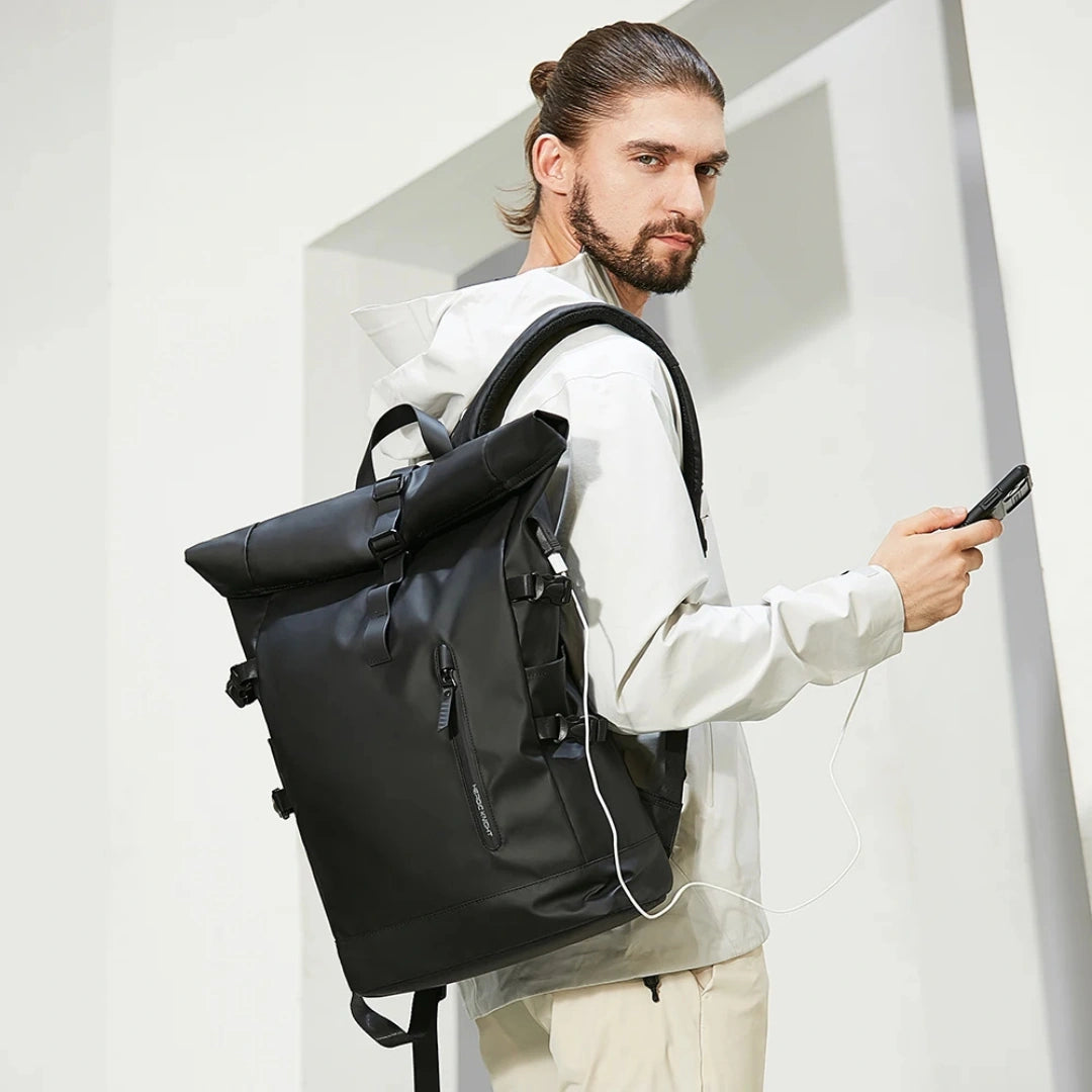 Knight Roll‑Up Rucksack – Laptop‑Seitentasche im Detail, 16‑Zoll‑Gerät halb eingesteckt