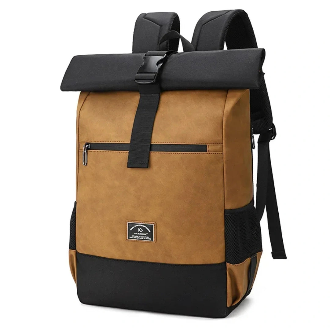 Henner Kodger Bergen Roll‑Top Rucksack Karamell/Schwarz – Frontansicht auf weißem Hintergrund