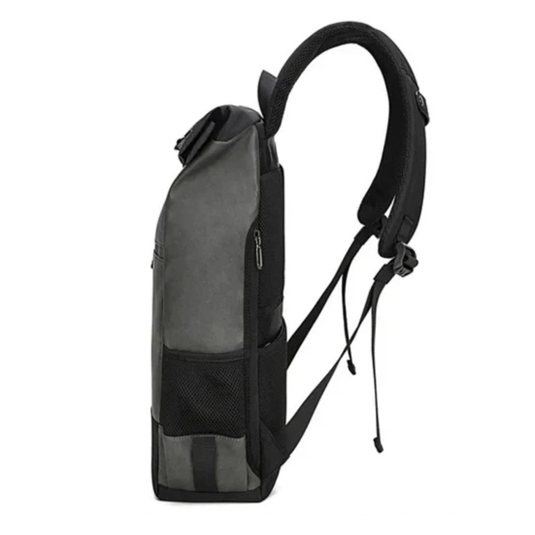 Kodger Bergen Roll‑Top Rucksack – Seitenprofil mit Rollverschluss und Mesh‑Flaschenhalter