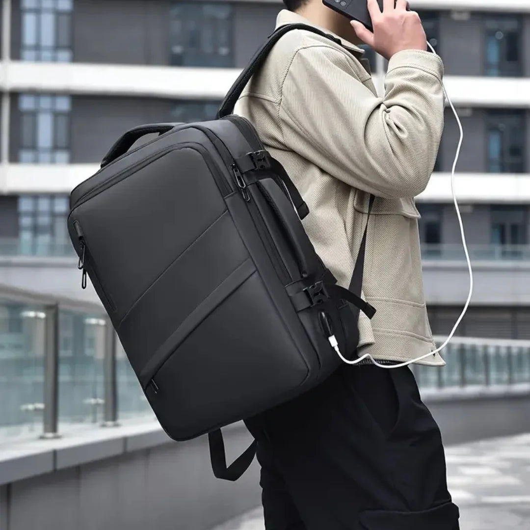 Lifestyle‑Foto: Pendler trägt UrbanDay Rucksack quer über den Rücken in der Stadt