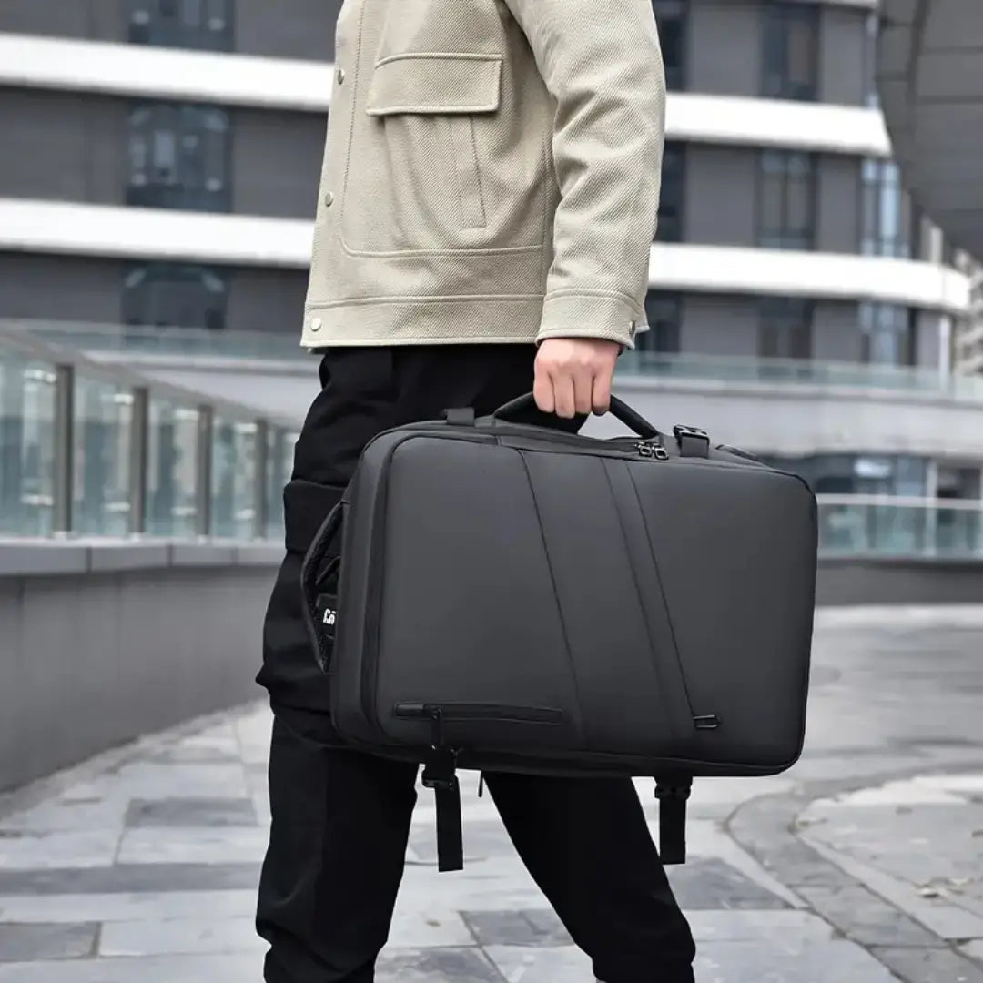 Lifestyle‑Foto: UrbanDay Rucksack als Tragetasche an Top‑Handle vor Bürogebäude
