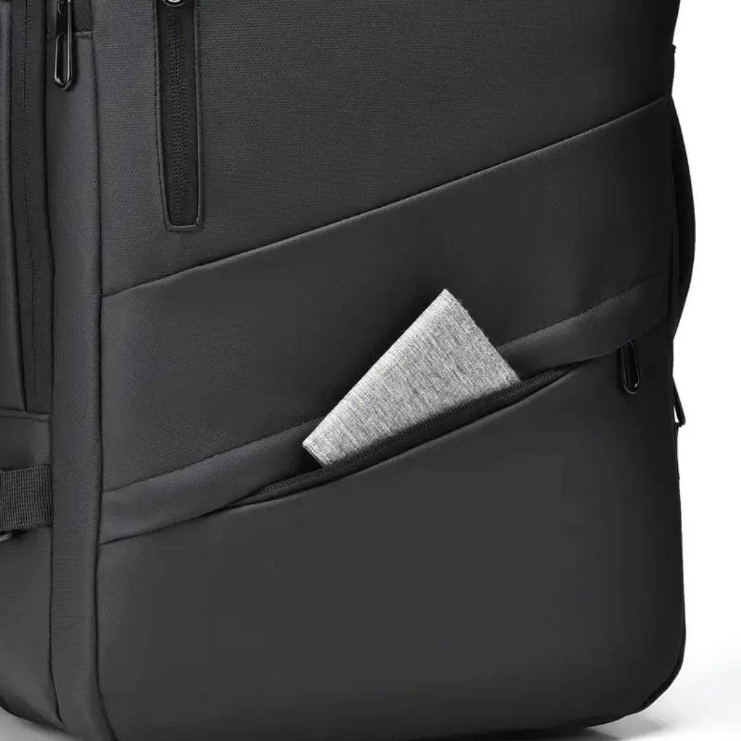 Nahaufnahme Antidiebstahl‑Fach: Smartphone gleitet in verdeckte Seitentasche des UrbanDay