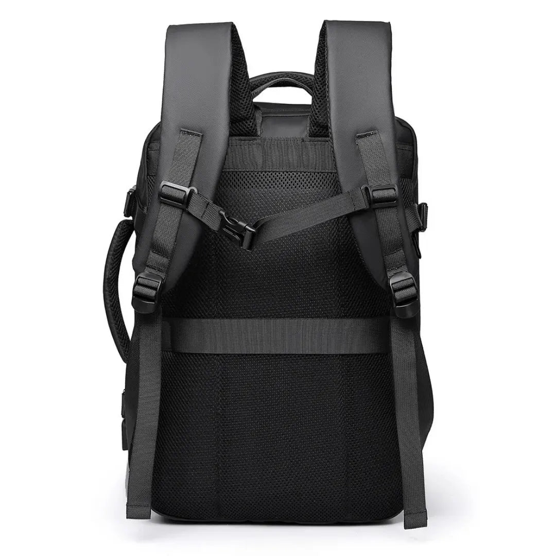 UrbanDay Rucksack Schwarz – Seitenprofil mit komprimierten Gurten und USB‑Port