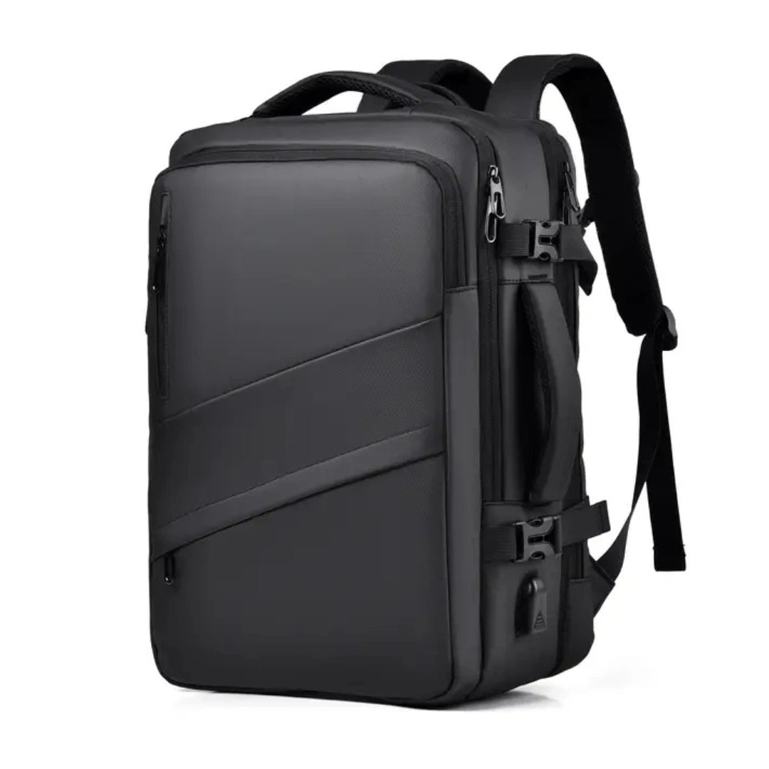 Henner Pro UrbanDay Rucksack Schwarz – 3‑Viertel‑Frontansicht auf weißem Hintergrund