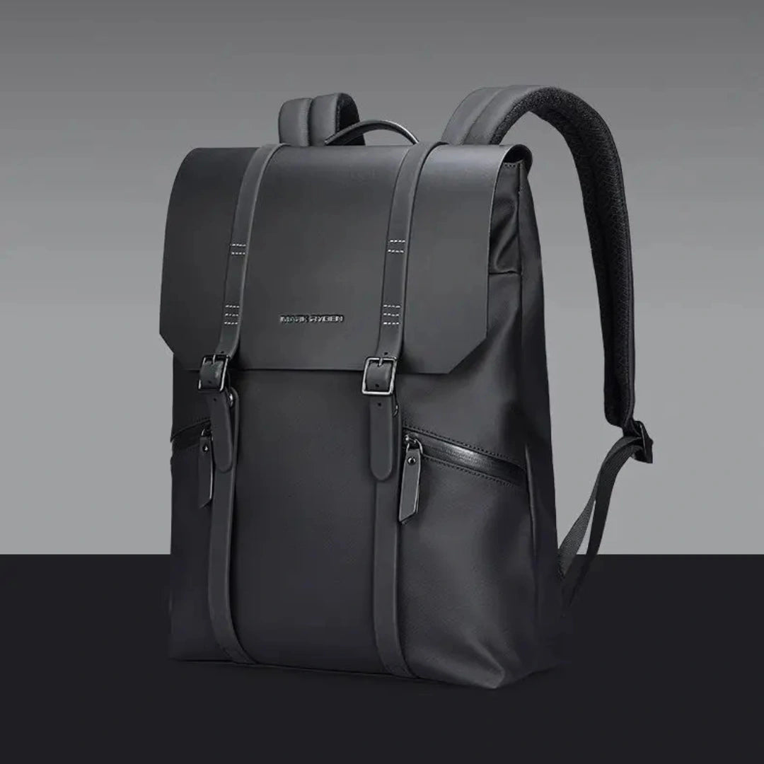 Ryden Minimal Rucksack – seitliche Rückansicht, schlanke Silhouette auf grauem Hintergrund